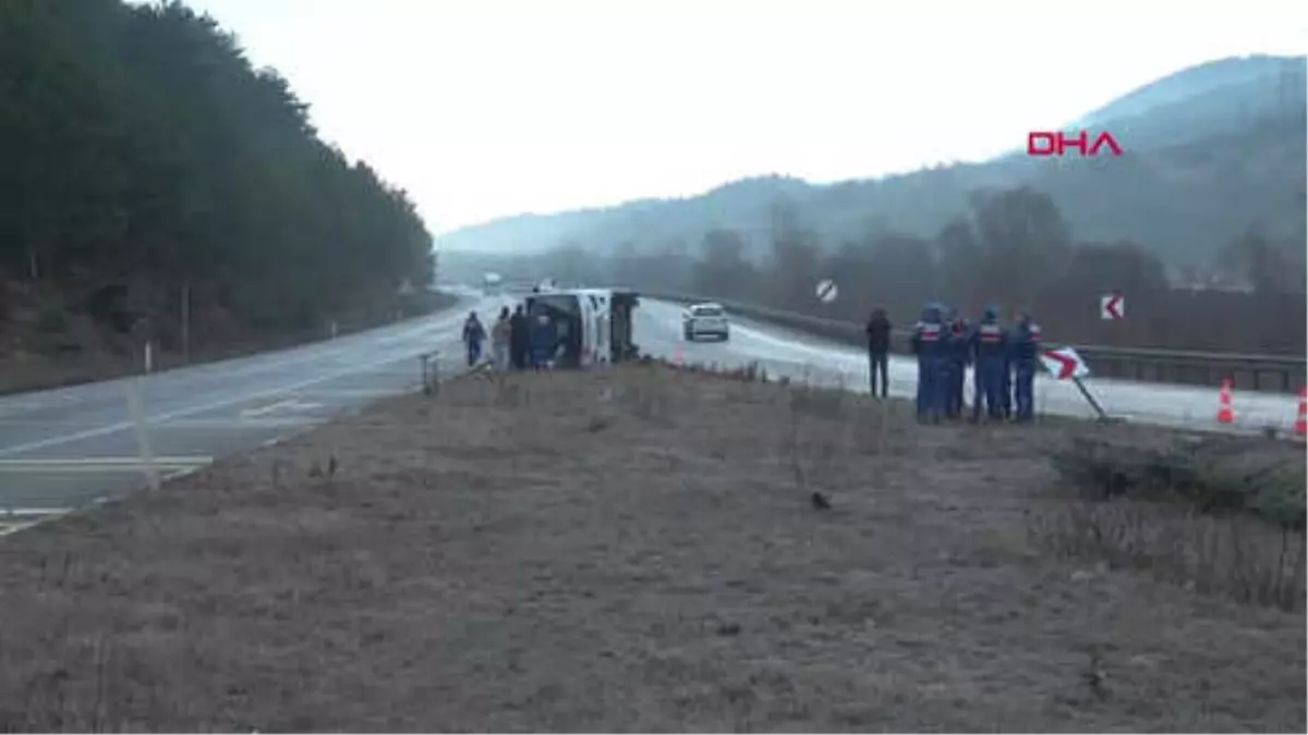 Bolu Kamu Personellerini Taşıyan Midibüs Devrildi: 10 Yaralı