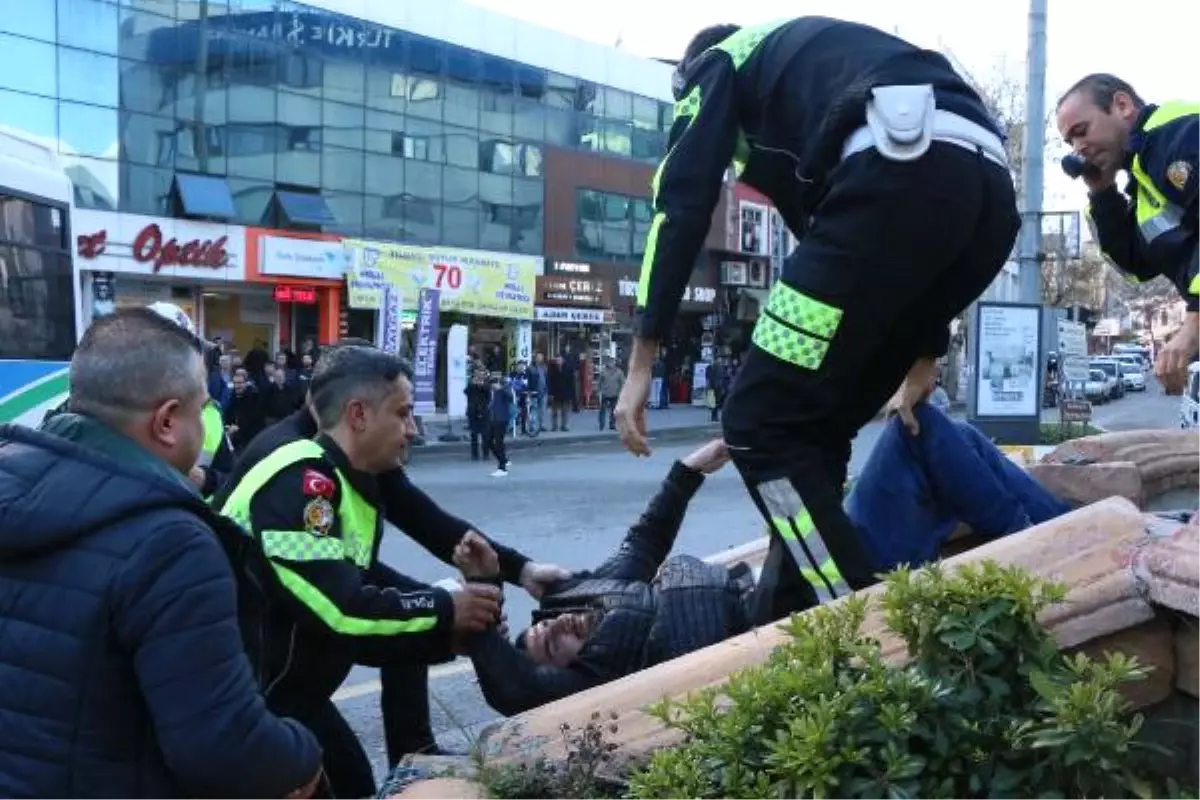 Cezaevindeki Ağabeyine Af İçin İkinci Kez Atatürk Heykeline Çıktı