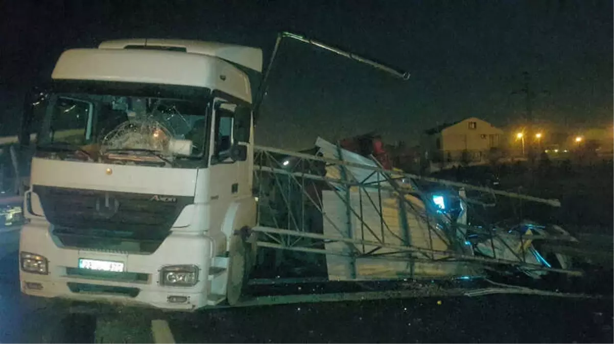 Damperi Açılan Tır Otomobilin Üzerine Devrildi: 6 Yaralı