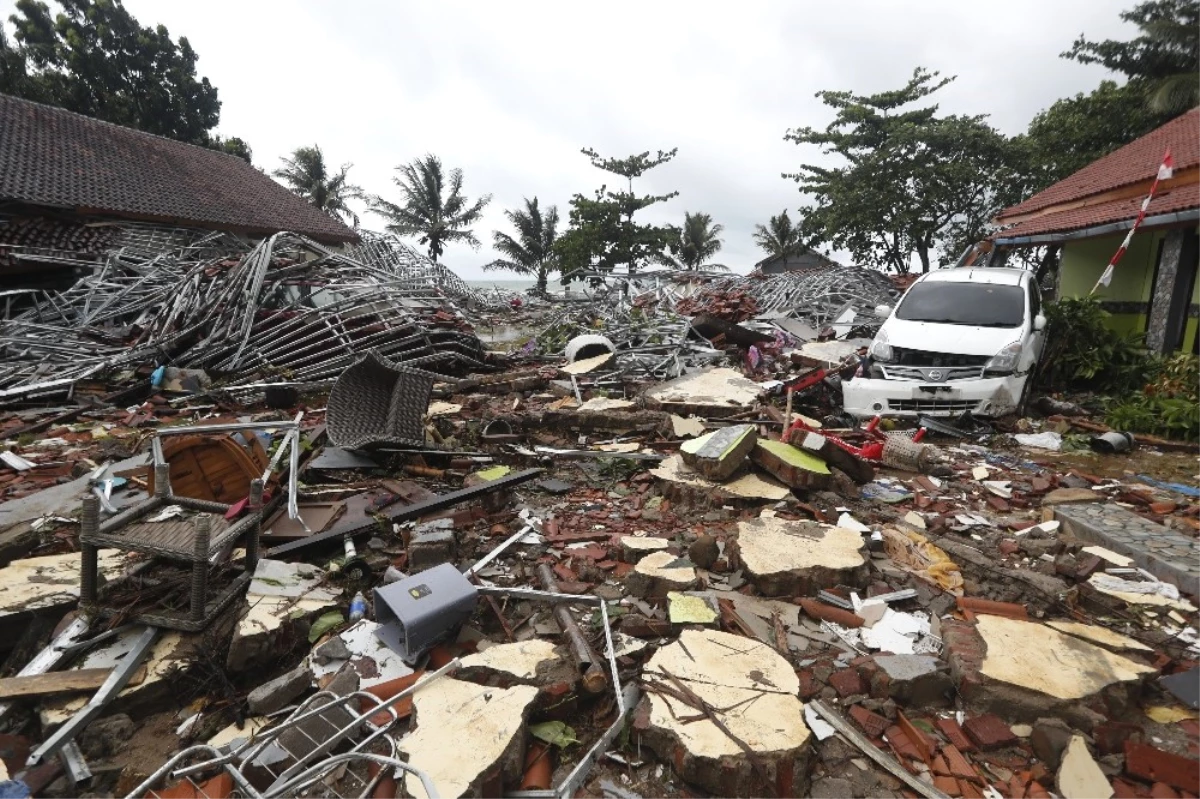 Endonezya\'daki Tsunamide Ölü Sayısı 281\'e Yükseldi