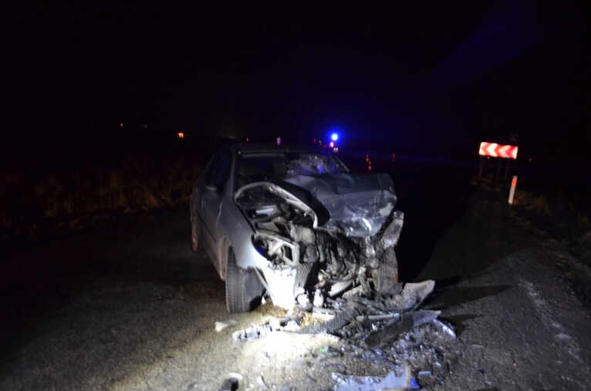 İki Otomobil Kafa Kafaya Çarpıştı: 3 Yaralı