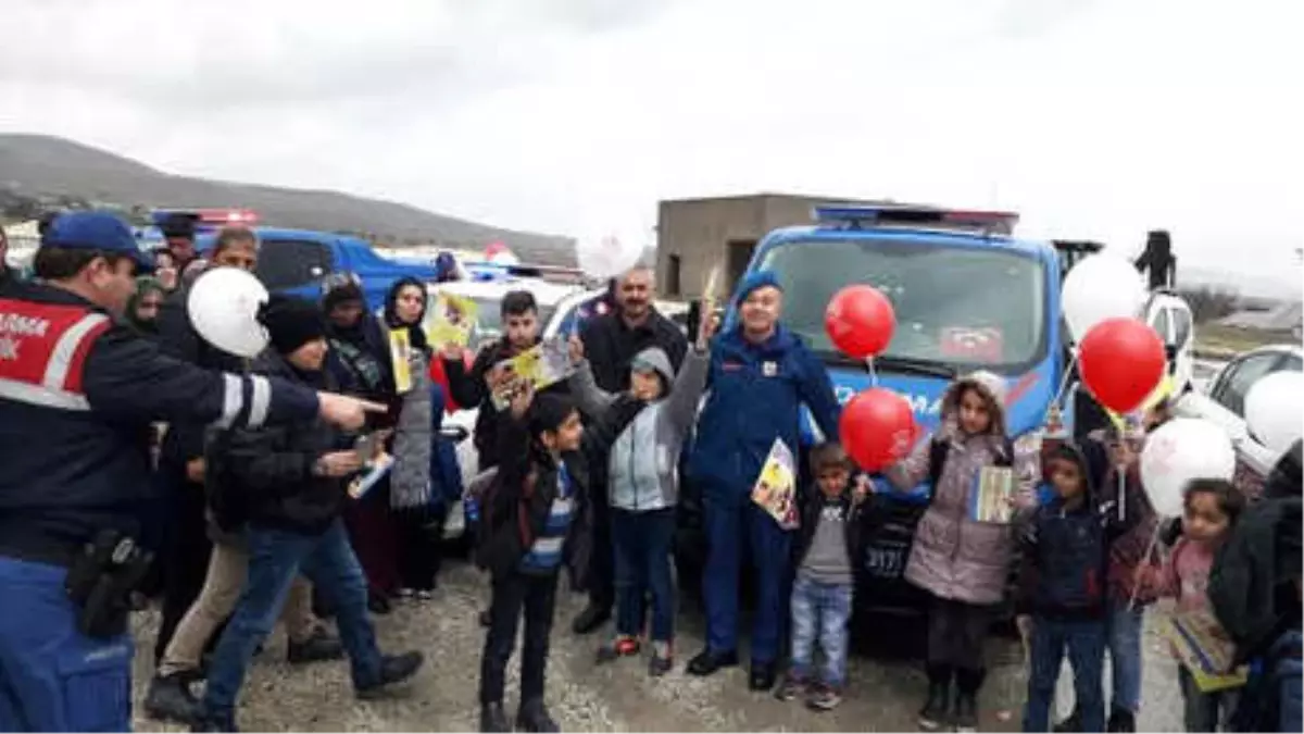 Jandarma, Öğrenci ve Velileriyle Servis Araçlarını Denetledi