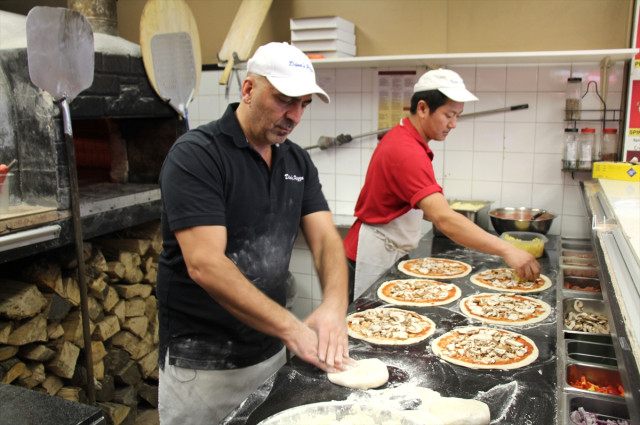 Kanada’da Evsizlere Pizza Dağıtan Türk Gönüllere Taht Kurdu Son Dakika