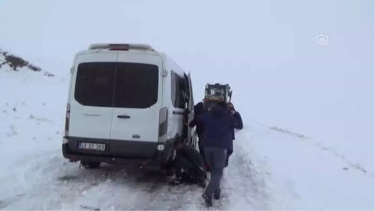 Karda Mahsur Kalan Öğretmenler Kurtarıldı