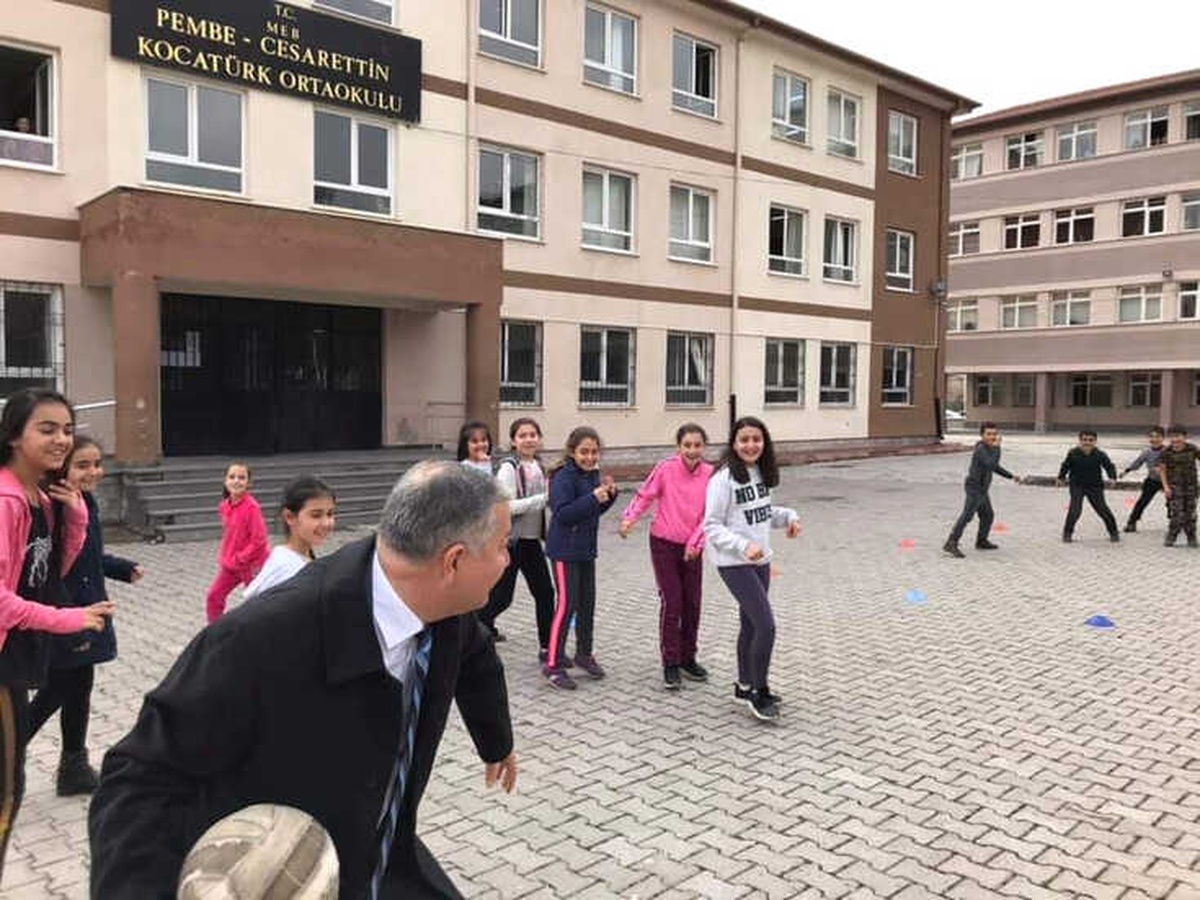 Kaymakam Duru Öğrencilerle Yakar Top Oynadı
