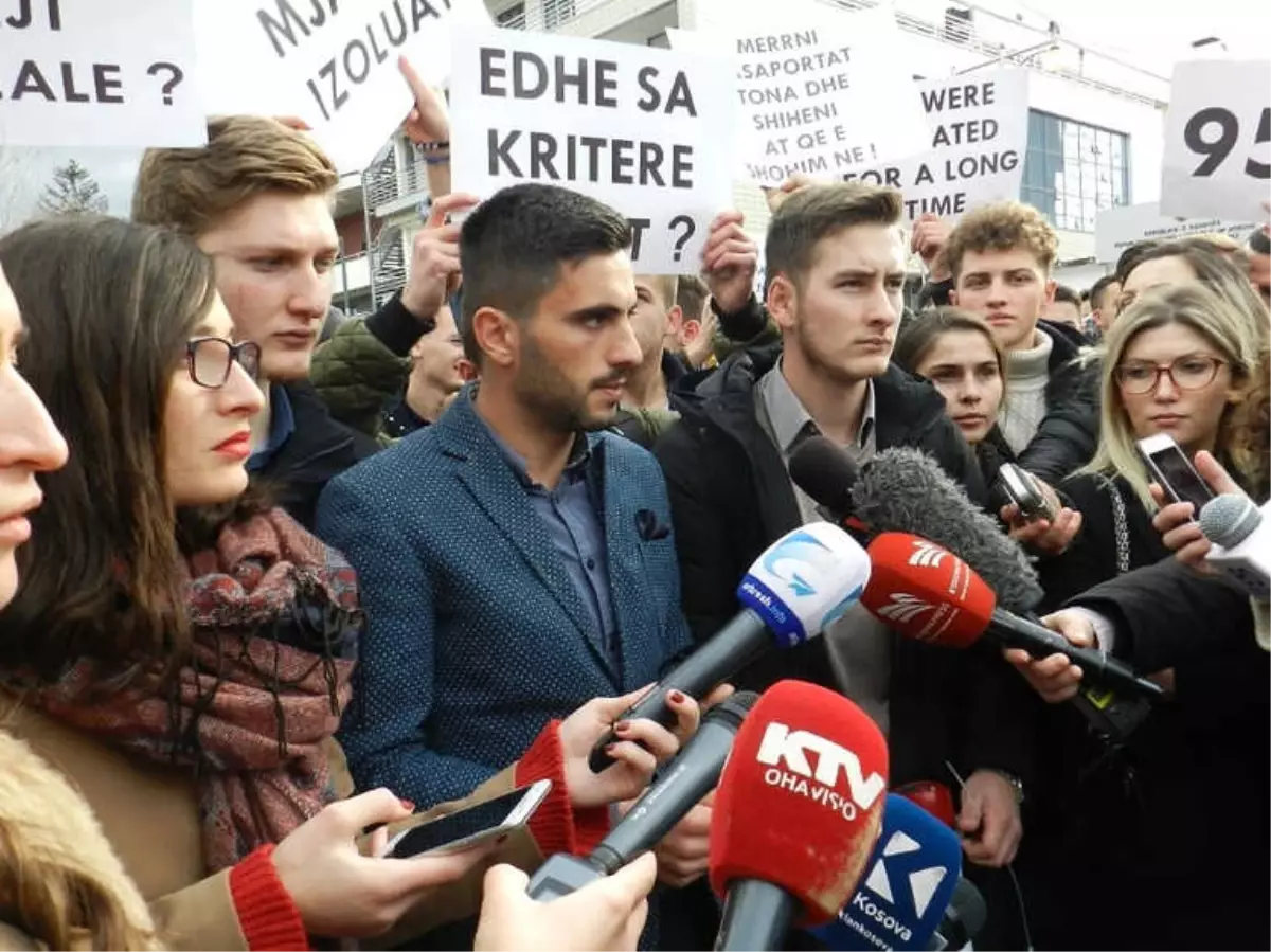 Kosovalı Öğrenciler AB\'yi Protesto Etti