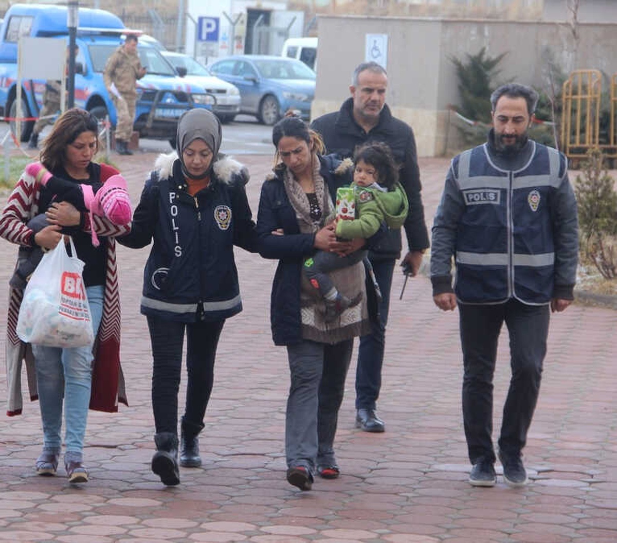 Kucaklarındaki Bebeklerden Bile Utanmadılar