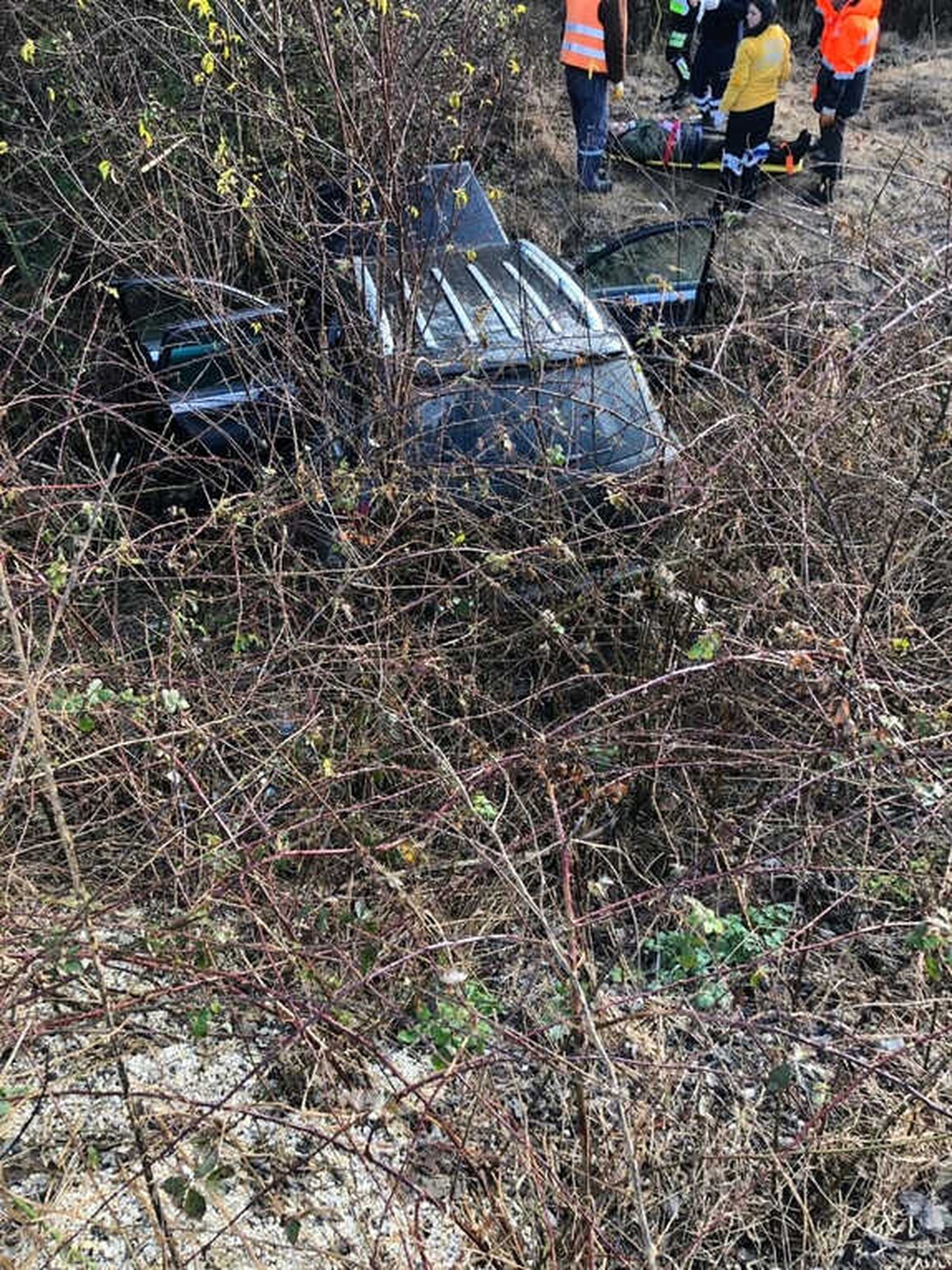 Otomobil Dere Yatağına Uçtu, 2 Yaralı