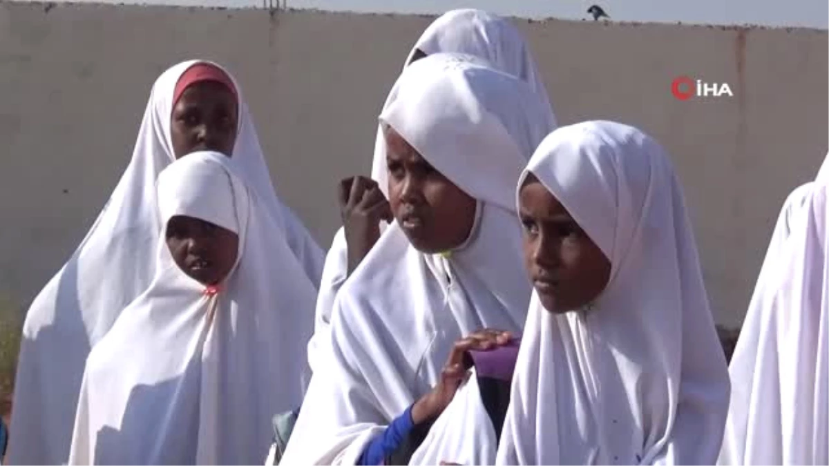 Somalili Çocuklar Savaşmak Değil Okumak İstiyor