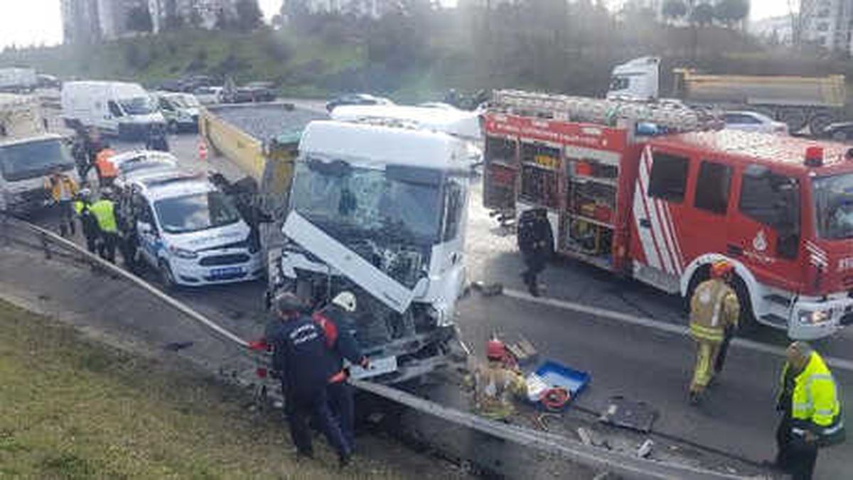 Tem\'de Hafriyat Kamyonu Polis Aracına Çarptı: 1 Polis Yaralı (1)