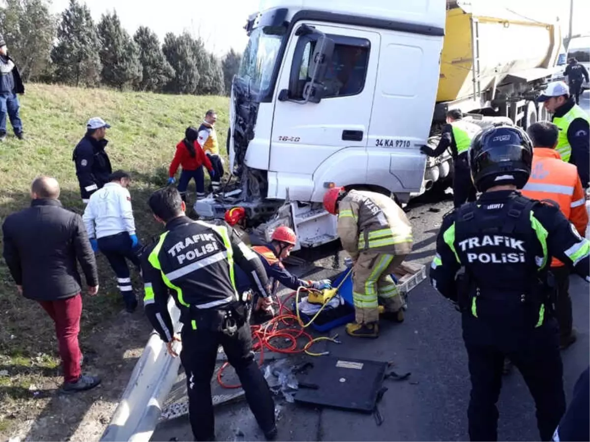 Tem Otoyolunda Hafriyat Kamyonu, Uygulama Yapan Polis Aracına Çarptı