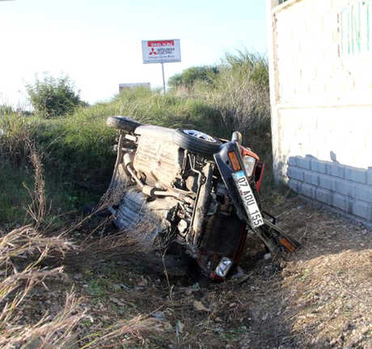 Tır\'la Çarpışan Otomobil Şarampole Yuvarlandı: 4 Yaralı