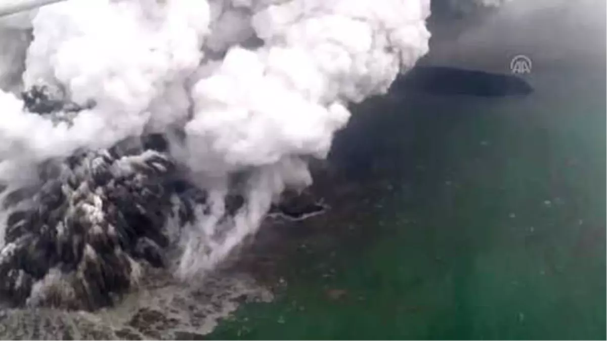 Tsunamiye Neden Olan Yanardağdaki Hareketlilik Havadan Görüntülendi - Banten