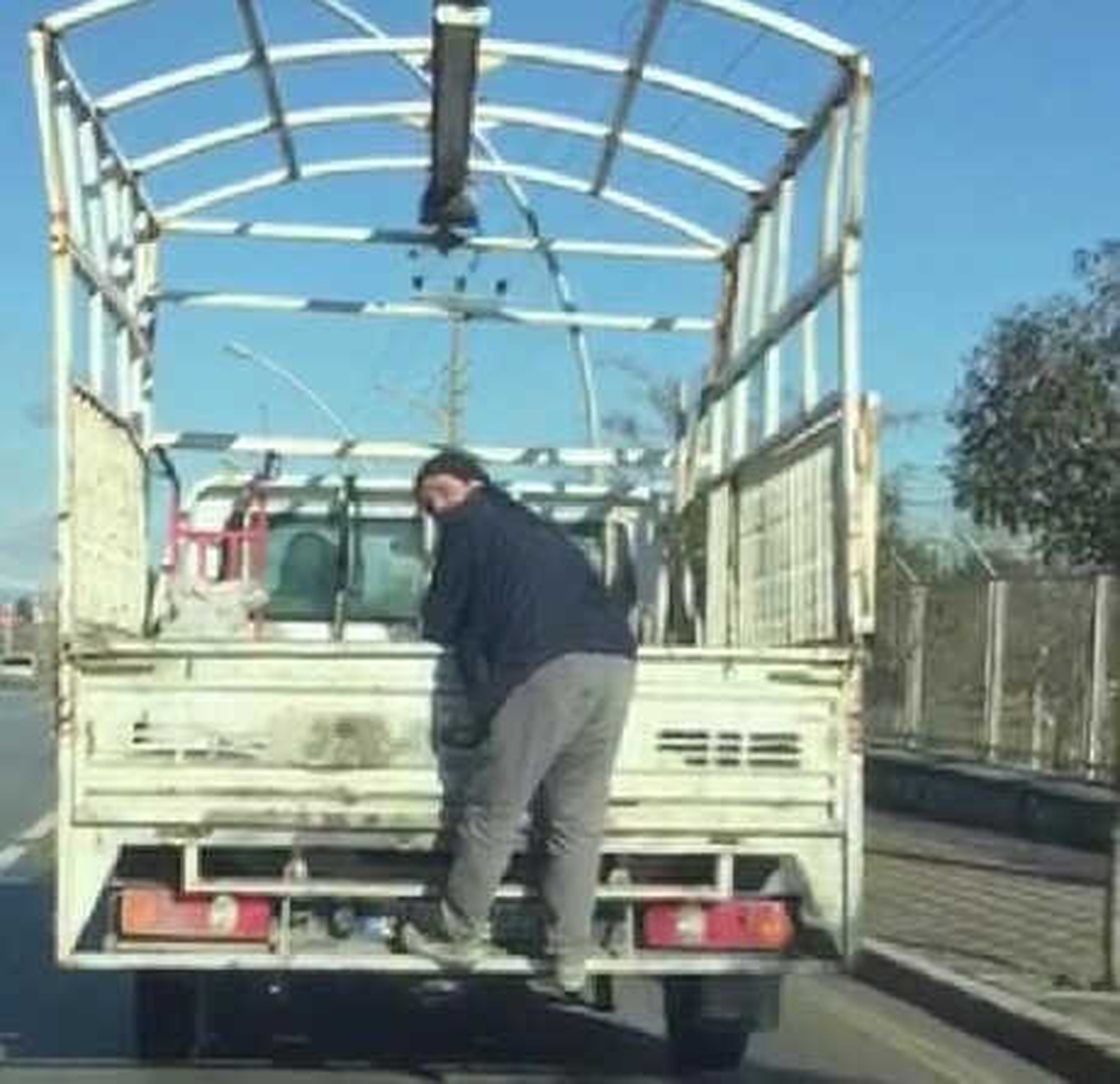 Yaşamını Tehlikeye Atarak Kamyonette Seyahat Etti