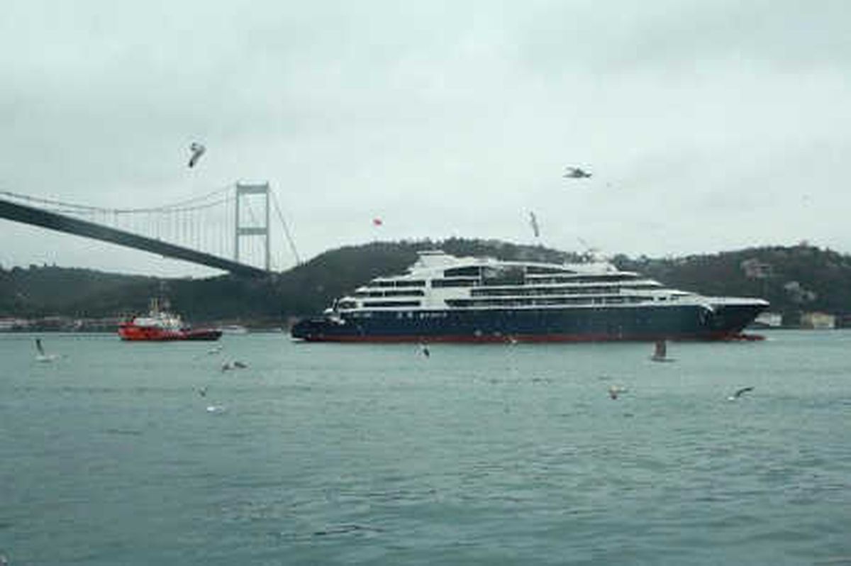 5 Katlı Lüks Yat Boğaz\'dan Geçti