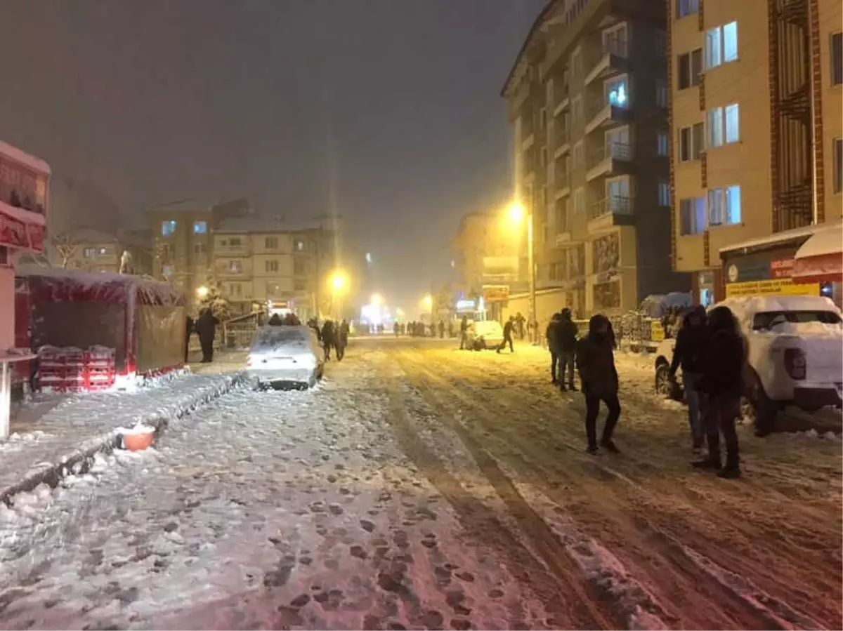 Afyonkarahisar\'da Yoğun Kar Yağışı Sevinçle Karşılandı