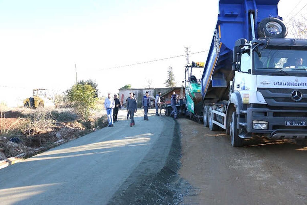 Antalya\'nın İlk Beton Asfaltı Döşemealtı Dereli\'ye Uygulandı
