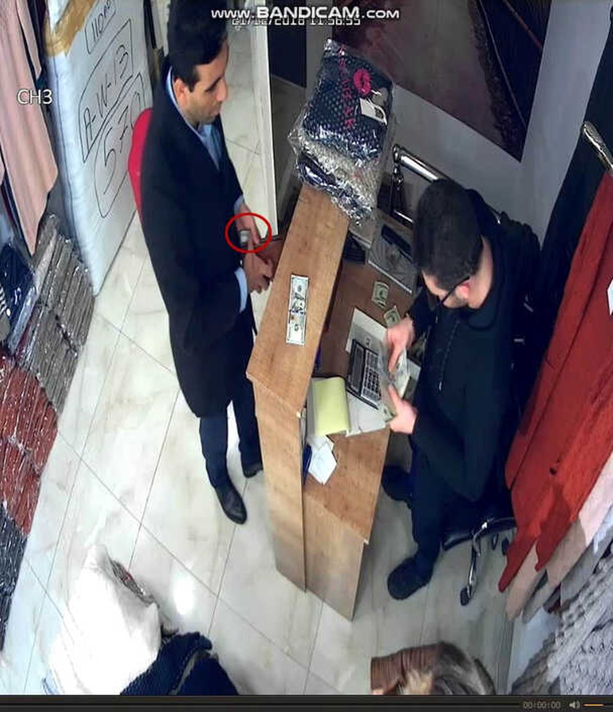 Bayrampaşa\'da Tırnakçılık Yöntemiyle Hırsızlık Kamerada