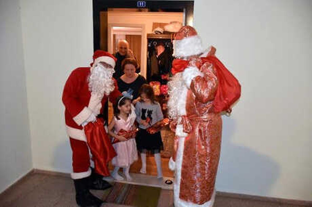 Belediye Personeli Noel Baba Kostümüyle Yabancıların Evlerini Ziyaret Etti