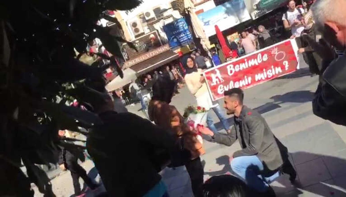 Büşra\'nın Aşkı Genç Adama Sokak Ortasında Diz Çöktürttü