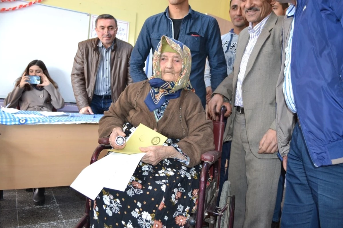 Demokrasi Aşığı 114 Yaşındaki Ayşe Karabüber Vefat Etti
