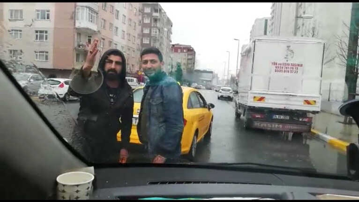 Esenyurt\'ta Taksiciler, Uber Aracının Önünü Kesti, Sürücüye Tehditler Savurdu
