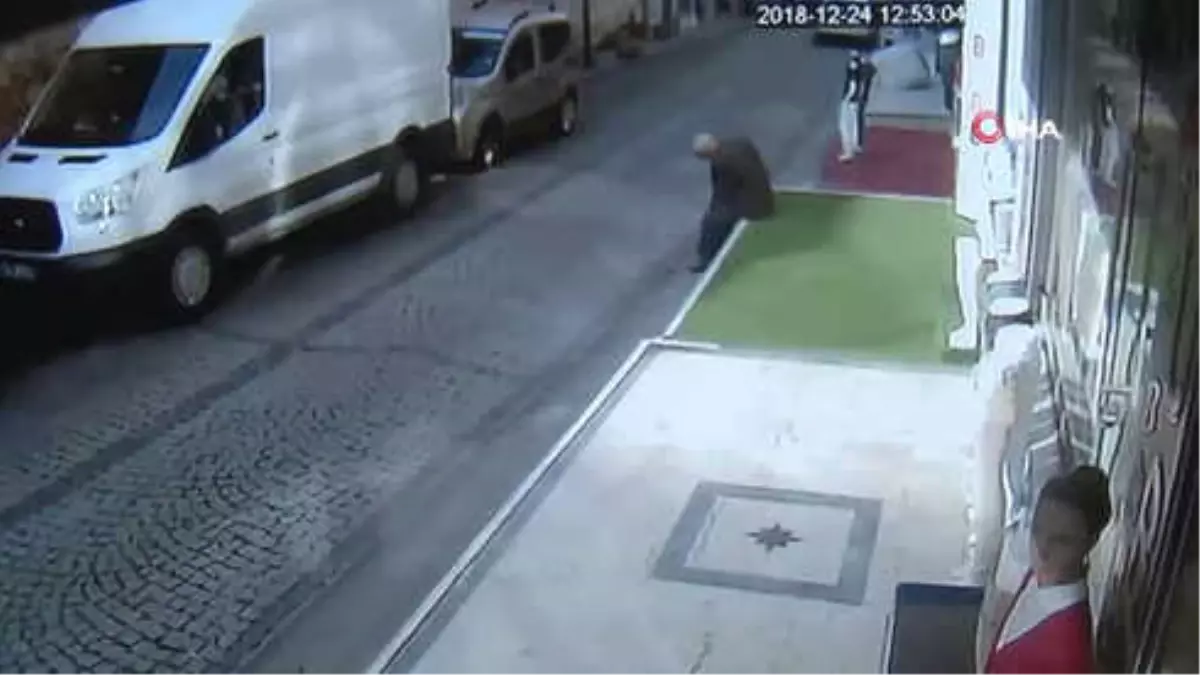 Fatih\'te Kaldırımda Oturan Adamın Üstüne Reklam Panosu Düştü... O Anlar Kamerada