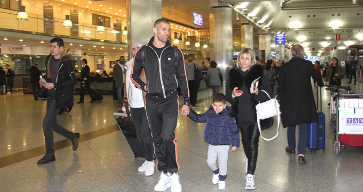 Fenerbahçeli Islam Slimani, Havalimanında Suriyeli Bir Çocuğa 100 Lira Harçlık Verdi
