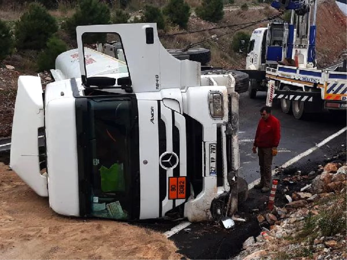 Fuel Oil Yüklü Tanker Devrildi, Tonlarca Yakıt Yola Döküldü