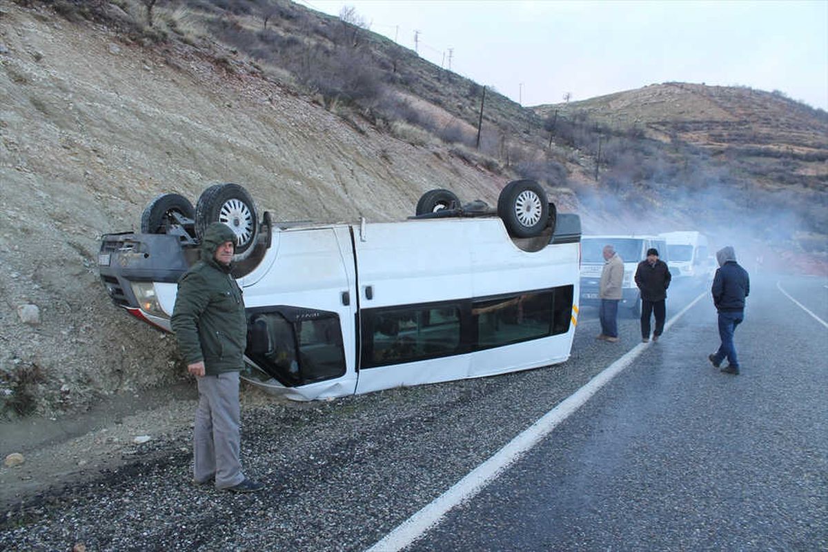 Gercüş\'te Minibüs Devrildi: 1 Yaralı