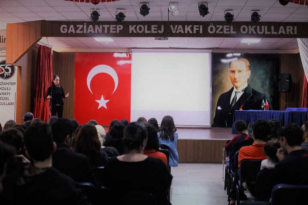 Gkv\'li Gözde Şekercioğlu\'ndan "İç Sesin Senin Rehberin" Söyleşisi