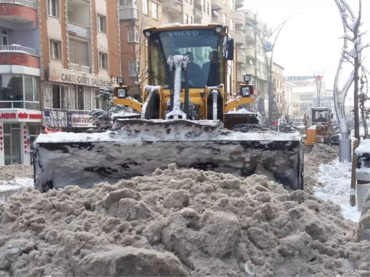 Hakkari Belediyesinden Karla Mücadele Çalışması