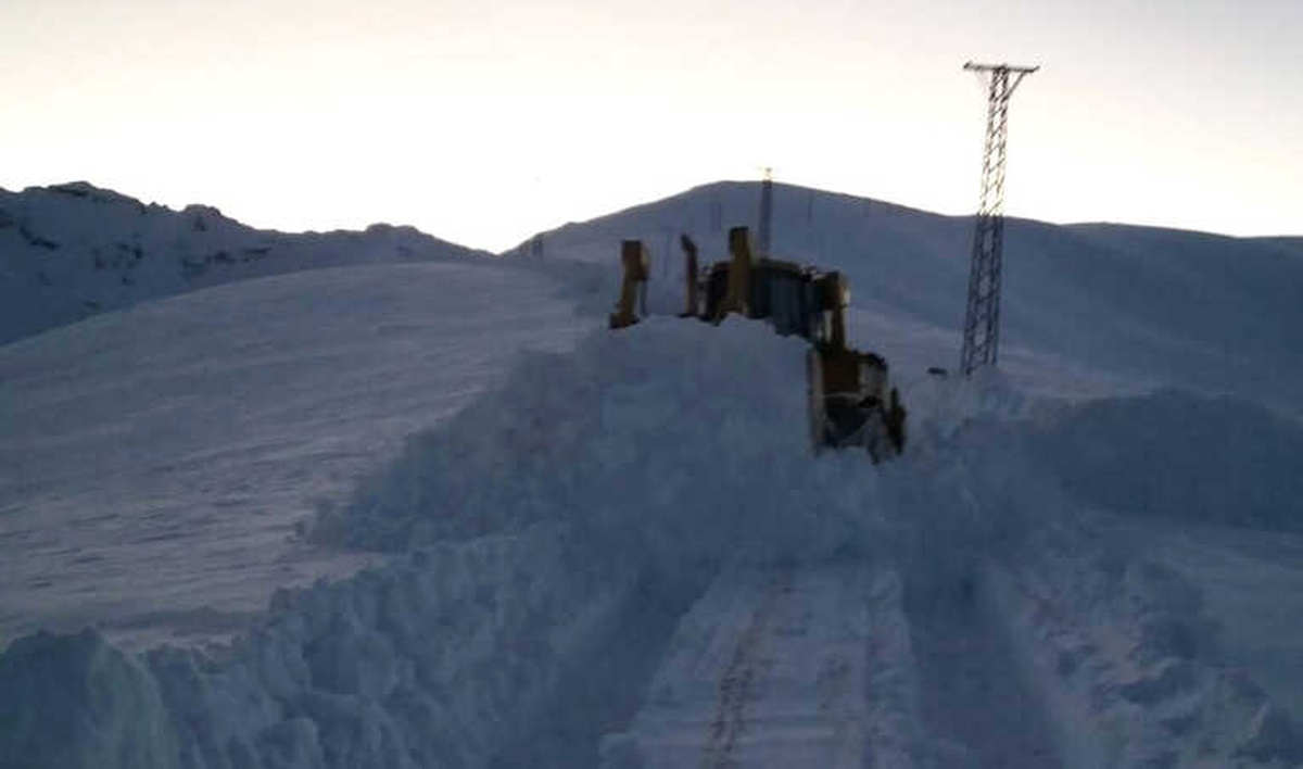 Hakkari\'de 10 Köy ile 22 Mezra Yolu Ulaşıma Kapandı