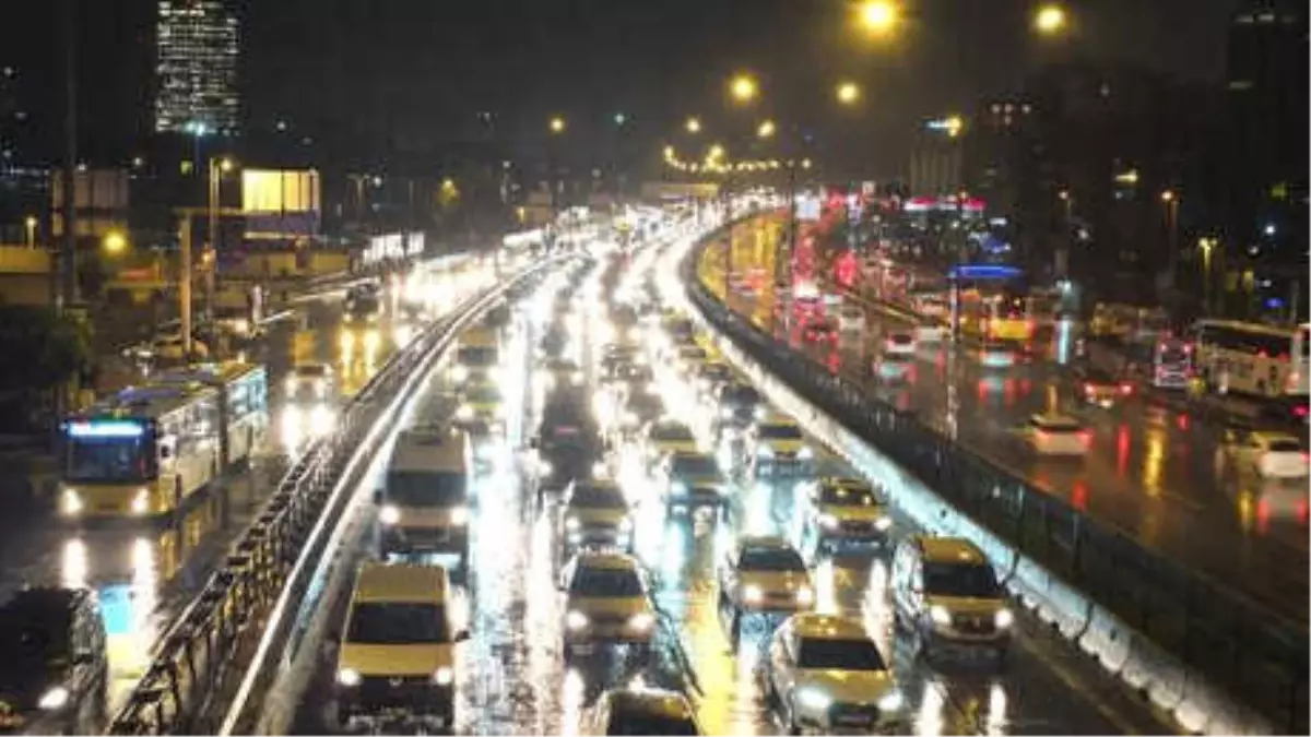 İstanbul\'da Yağmur ve Trafik (1)