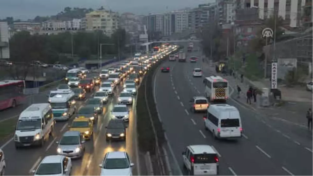 İzban\'daki Ek Seferlerin Durdurulması Trafik Yoğunluğunu Arttırdı