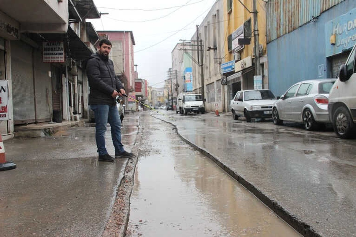 İzmirli Esnaf Göle Dönen Caddede Oltasıyla Balık Tuttu