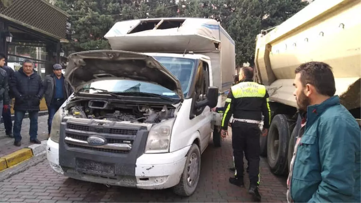 Kamyonet Hırsızları ile Polis Arasındaki Nefes Kesen Kovalamaca Kamerada