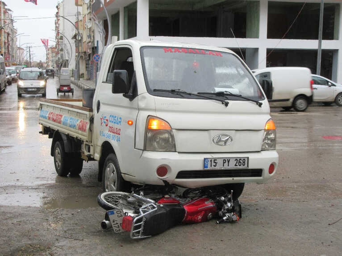 Kamyonet ile Motosiklet Çarpıştı: 1 Yaralı