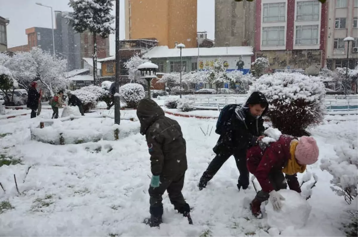 Kar En Çok Çocukları Sevindirdi