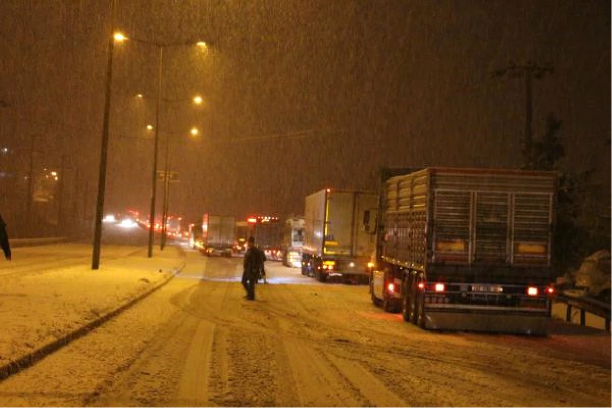 Kar Yağışı Nedeniyle Karayolu 2 Saat Trafiğe Kapalı Kaldı