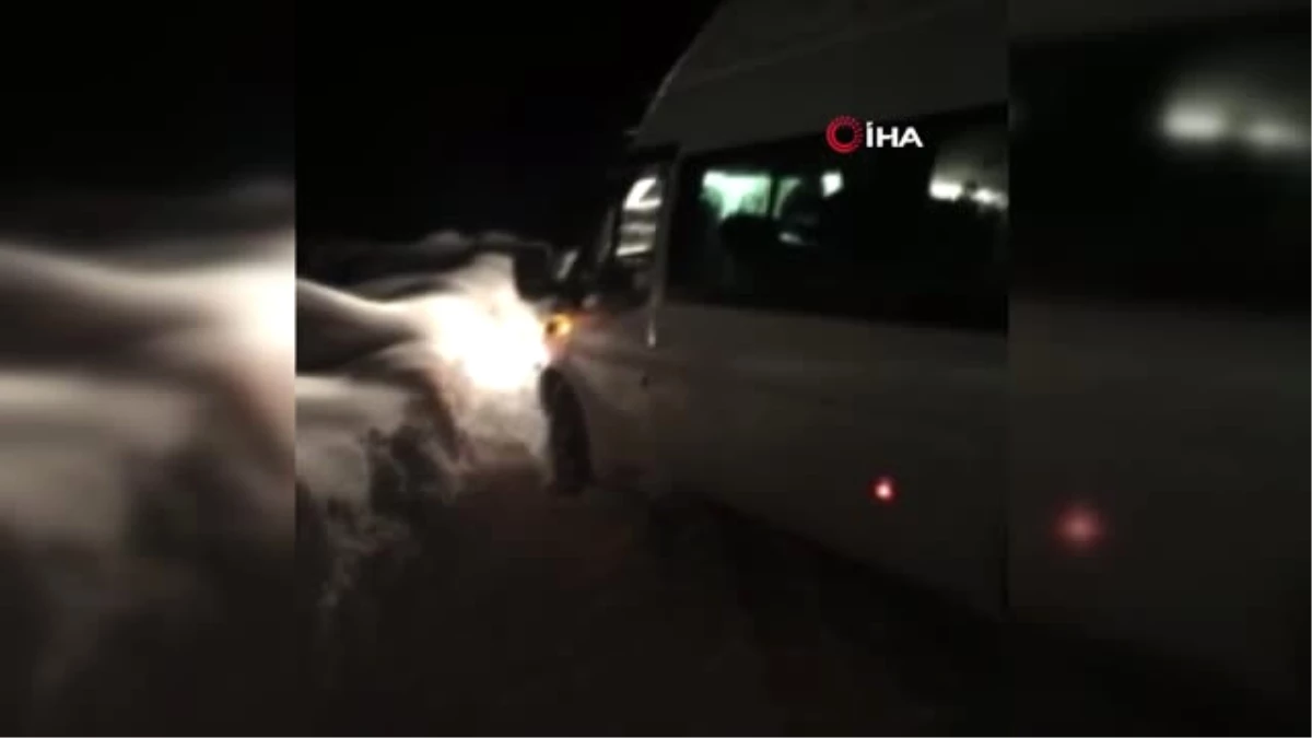 Karda Mahsur Kalan Öğrenci Servisi ve Ambulansı Ekipler Kurtardı