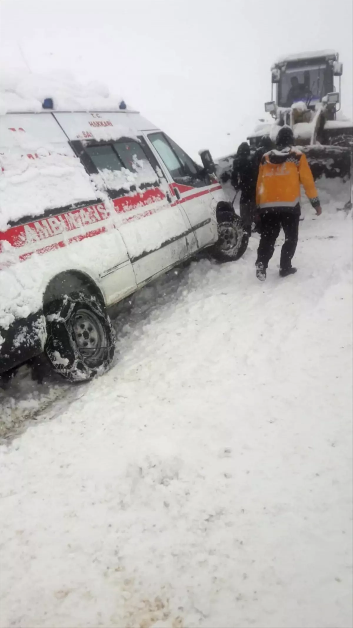 Karda Mahsur Kalan Öğrenci Servisi ve Ambulans Kurtarıldı