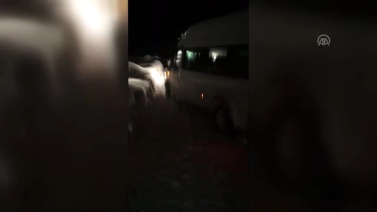 Karda Mahsur Kalan Öğrenci Servisi ve Ambulans Kurtarıldı
