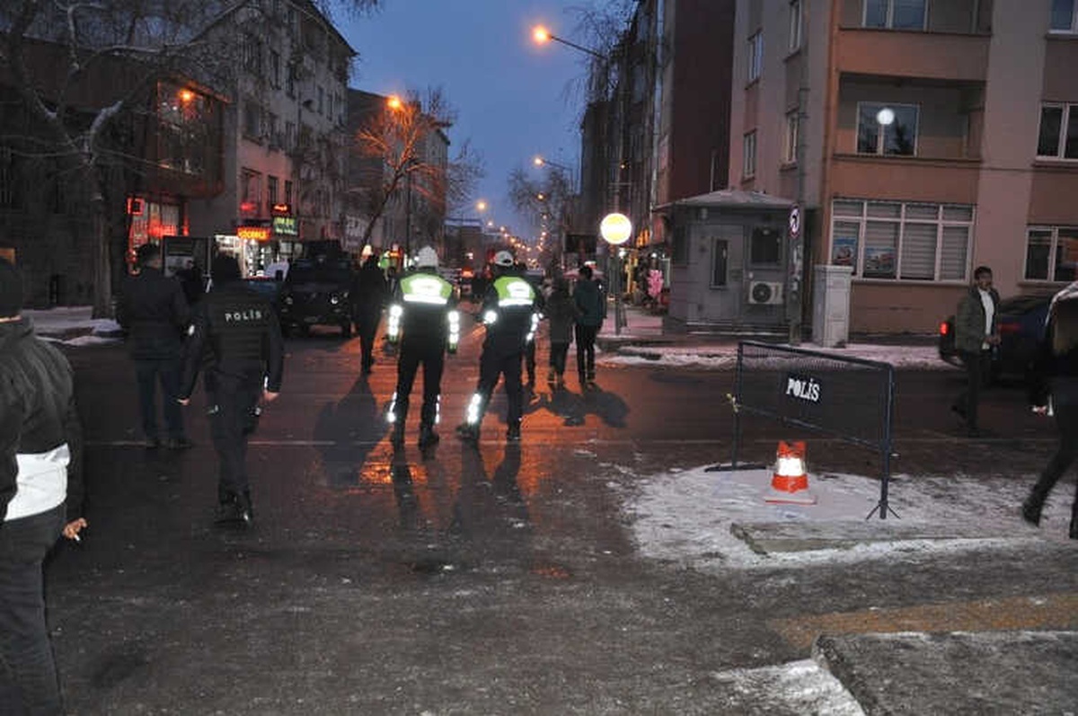 Kars\'ta Öğrencilerin Sakladığı Çanta Polisi Alarma Geçirdi
