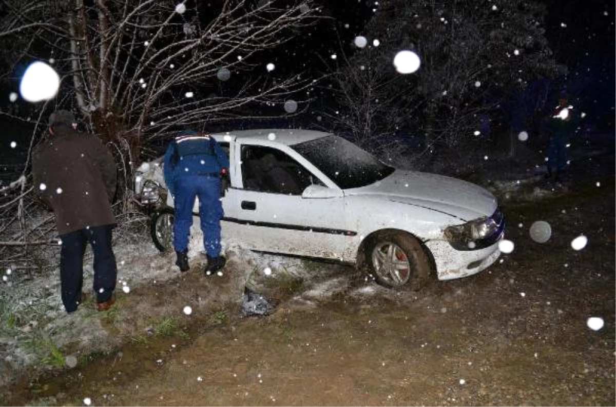 Kastamonu\'da Otomobil Ağaca Çarptı: 1 Ölü, 2 Yaralı