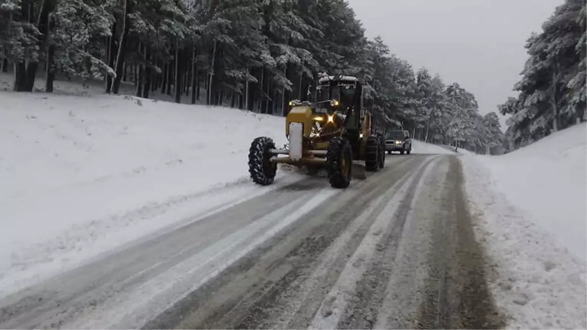 Kazdağları\'nda Şiddetli Kar Trafiği Olumsuz Etkiliyor