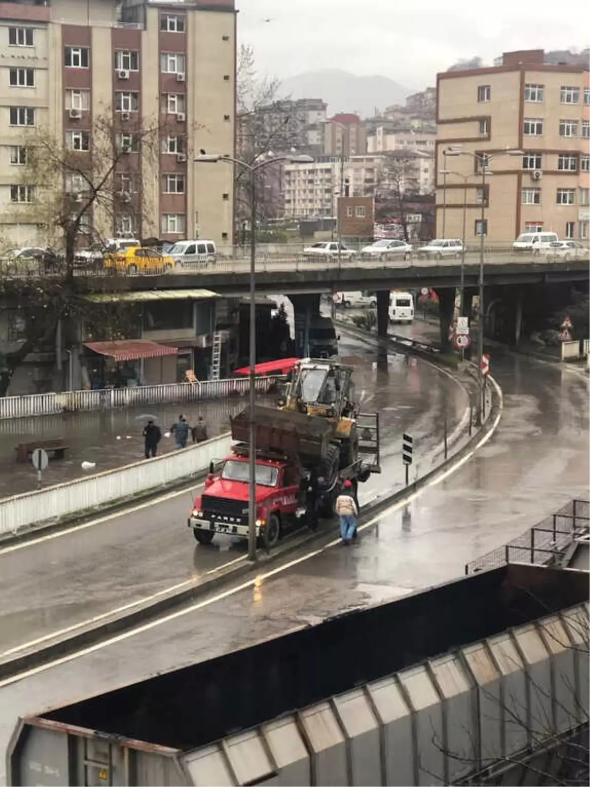 Kepçe Yüklü Kamyon Kazaya Davetiye Çıkardı