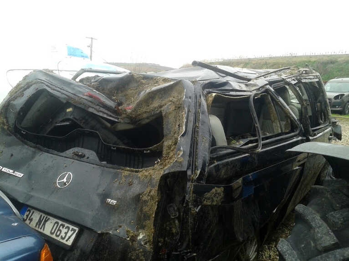 Lüks Minibüs Tarlaya Uçtu: 1 Ölü, 1 Yaralı