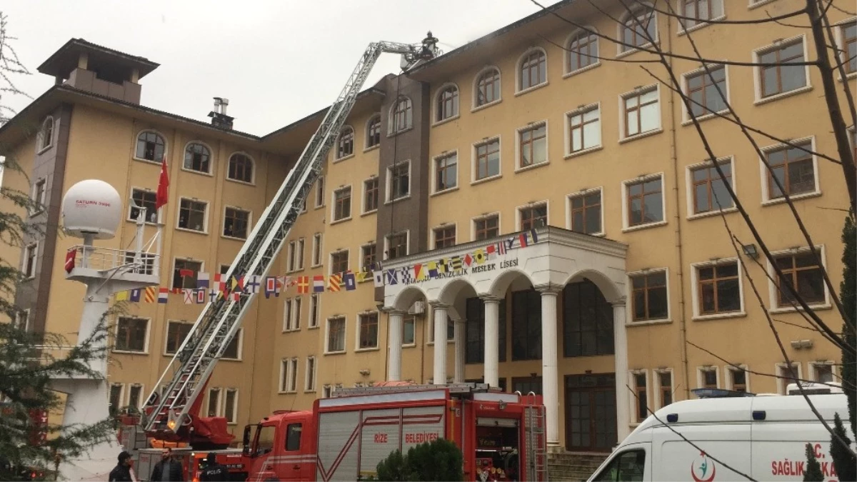 Rize\'de Bir Okulun Çatısında Yangın Çıktı