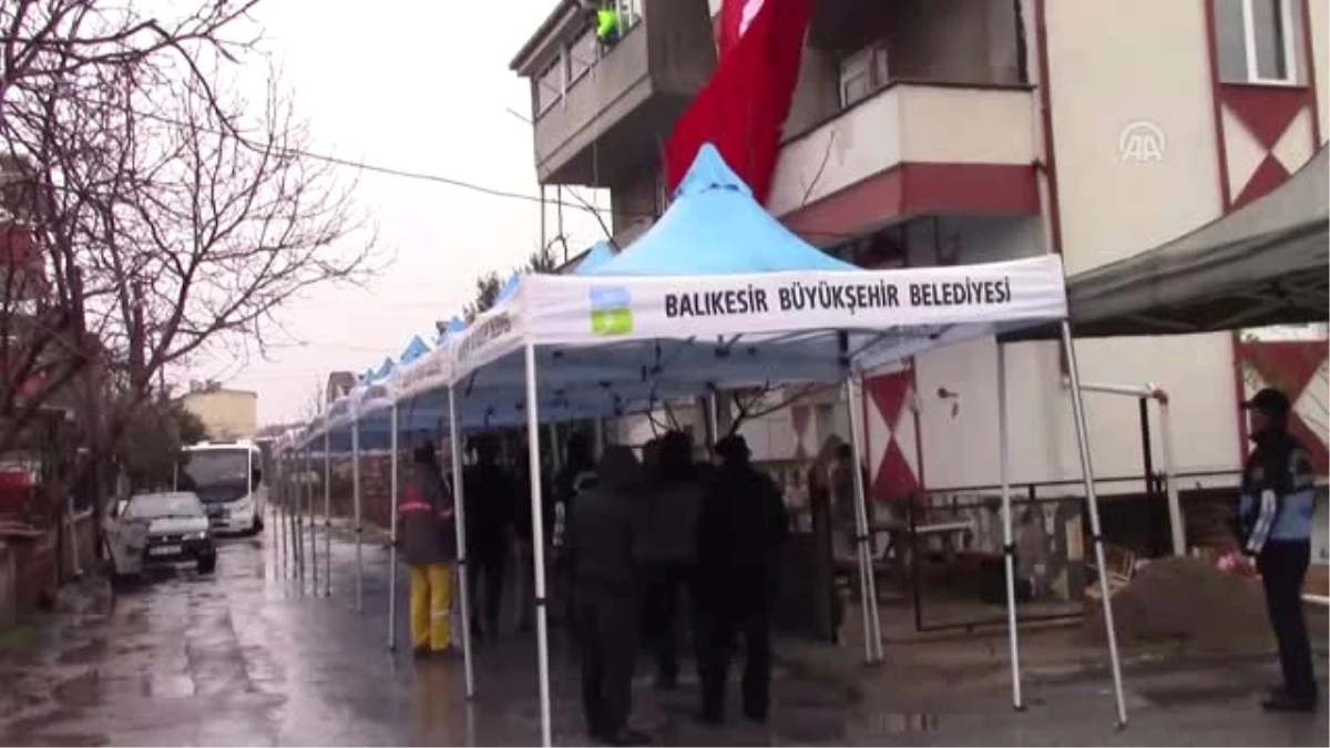 Şehit Yılmaz\'ın Babaevine Türk Bayrağı Asıldı